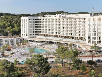 Vista del hotel y de la piscina principal de TRS Ibiza.