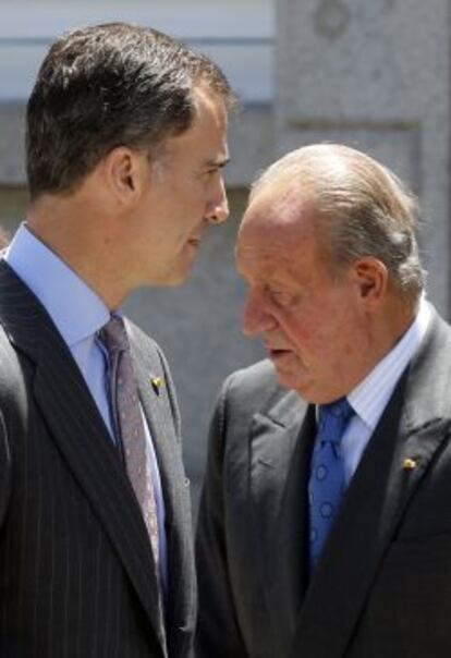 Don Juan Carlos I junto a su hijo Felipe VI.