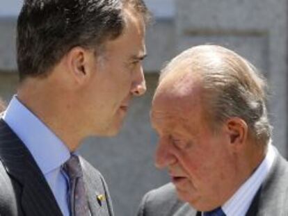 Don Juan Carlos I junto a su hijo Felipe VI.