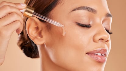 Artículo de EL PAÍS Escaparate sobre el sérum de Anua con niacinamida.