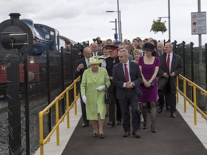 La Reina Isabel II a su llegada en tren a Belfast, este martes