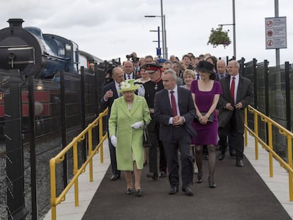 La Reina Isabel II a su llegada en tren a Belfast, este martes