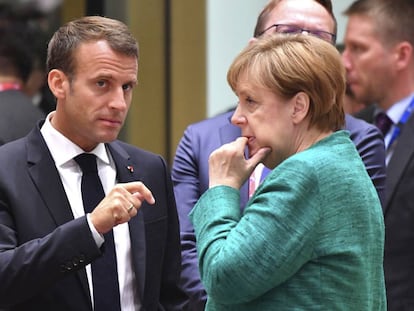 Emmanuel Macron y Angela Merkel en la cumbre europea en Bruselas, este viernes.