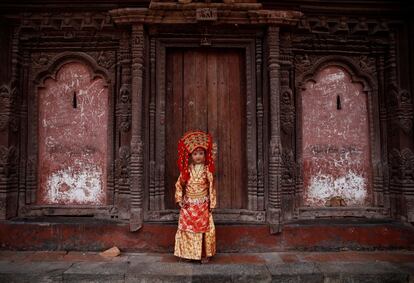 Una niña vestida como la diosa viviente Kumari participa en el festival Kumari Puja, en el que las niñas son adoradas por personas que piden salud para sus hijos en Katmandú (Nepal), el 11 de septiembre.