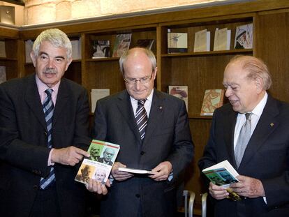 Maragall, Montilla y Pujol, con el libro sobre los presidentes de la Generalitat de Cataluña.