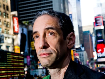 El escritor estadounidense Douglas Rushkoff, en Times Square.