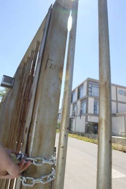Un operario coloca un candado en la verja de la CEOE-CEPYME de Ciudad Real después de que la asamblea extraordinaria de la Confederación ratificase hoy por un 92 % de los votos, la disolución de la entidad por la deuda que arrastra.