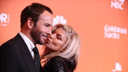 El diseñador y director Tom Ford, galardonado en la gala TrevorLIVE, y la cantante Fergie.