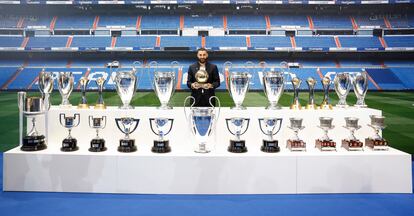 Karim Benzema se despidió del Real Madrid tras 14 años de éxitos, como jugador con más títulos de la historia del equipo blanco, orgulloso de haber hecho historia en “el mejor club del mundo”, admitiendo que su “sueño” era retirarse de blanco, pero decantándose por “otra oportunidad” que se le abre en el fútbol árabe. En el acto de despedida también intervino el presidente de la entidad, Florentino Pérez, que aseguró que el francés “pasa a la historia como un gran mito” del club.