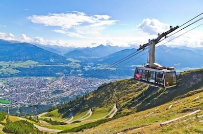 Arriba, funicular rumbo a la cordillera Nordkette.