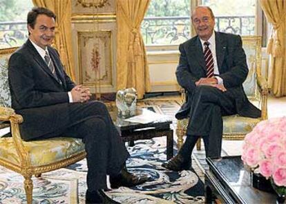 El presidente del Gobierno, José Luis Rodríguez Zapatero, y el presidente francés, Jacques Chirac, durante su reunión en el palacio del Elíseo.