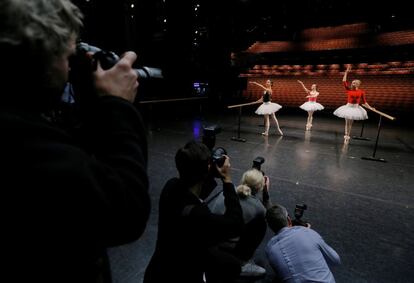 varios miembros del ballet australiano calientan antes de un ensayo del 'Cascanueces' en el teatro Joan Sutherland de la Ópera de Sídney (Australia).