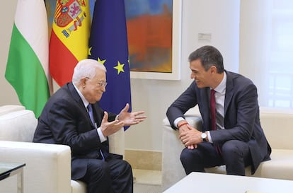 Mahmoud Abbas (a la izquierda) conversa con Pedro Sánchez, este jueves en La Moncloa.