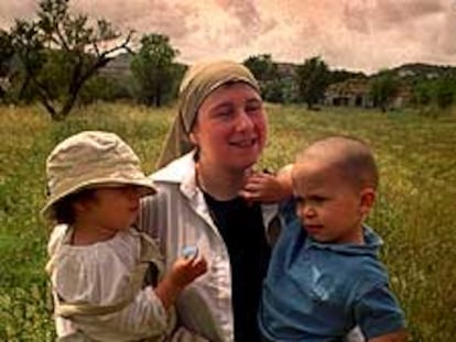Eva María Monfort, esposa de Buchaib Magder, con sus hijos Romaisa y Osama, en la localidad alicantina de Gata.