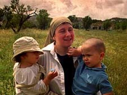 Eva María Monfort, esposa de Buchaib Magder, con sus hijos Romaisa y Osama, en la localidad alicantina de Gata.