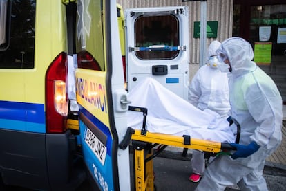 Traslado de residentes infectados de la residencia San Carlos de Celanova, el pasado día 24.