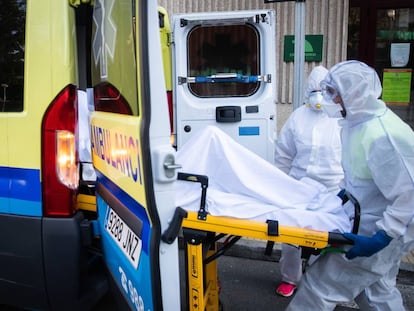 Traslado de residentes infectados de la residencia San Carlos de Celanova, durante el estado de alarma.