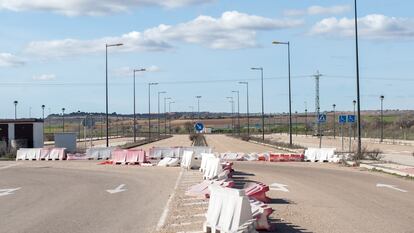 Vallas de protección en las vías de acceso al polígono de industrial de Cigales.