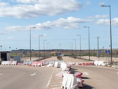 Vallas de protección en las vías de acceso al polígono de industrial de Cigales.