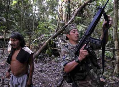 Un soldado ecuatoriano participa en la búsqueda de los cadáveres en territorio tagaeri.