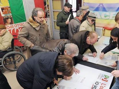 Simpatizantes del PD votan por un nuevo l&iacute;der, en Roma. 