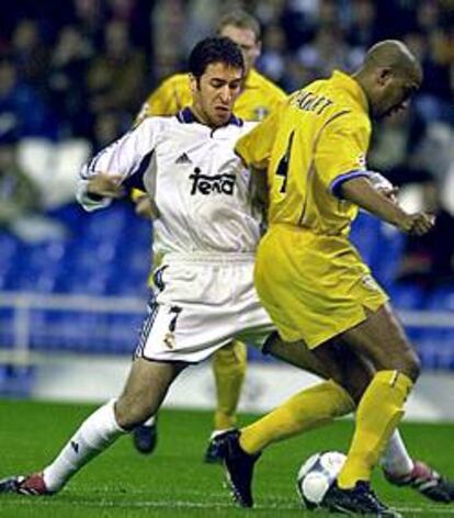 Raúl pugna por un balón con el jugador del Leeds Dacourt.