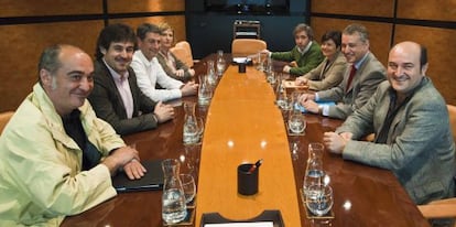 Delegaciones del PNV (derecha) y Bildu, durante una reunión que mantuvieron en Sabin Etxea en mayo de 2011.