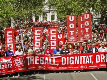 La cabecera de la manifestaci&oacute;n del Primero de Mayo en Valencia, ayer, a su paso por la avenida de Navarro Reverter.