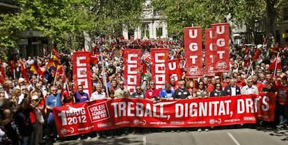 La cabecera de la manifestaci&oacute;n del Primero de Mayo en Valencia, ayer, a su paso por la avenida de Navarro Reverter.