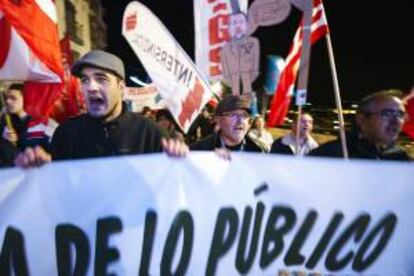 Asistentes a una manifestación convocada por CCOO, UGT y STAS en defensa de los servicios públicos y contra los recortes del Gobierno. EFE/Archivo