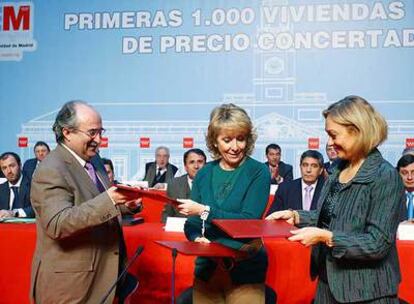 La presidenta madrileña, Esperanza Aguirre, durante la firma del convenio con los constructores.