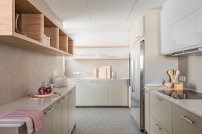 El suelo de terrazo en tono neutro armoniza con los materiales atemporales en esta cocina diseñada por Badi Studio.