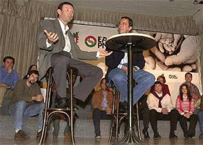 El <i>lehendakari</i>, Juan José ibarretxe, y el candidato de PNV-EA a la Diputación de Vizcaya, José Luis Bilbao, ayer, en Getxo.