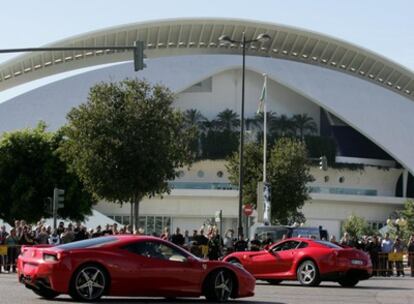 Dos de los modelos exhibidos por Ferrari en la Alameda de Valencia.