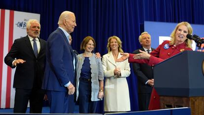 Kerry Kennedy, a la derecha, presenta al presidente Joe Biden en un acto de campaña, este jueves en Filadelfia. Detrás, de izquierda a derecha, Maxwell Kennedy Sr., Kathleen Kennedy Townsend, Rory Kennedy y Christopher Kennedy.