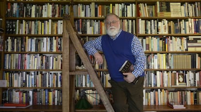 El escritor Alberto Manguel en su biblioteca personal.