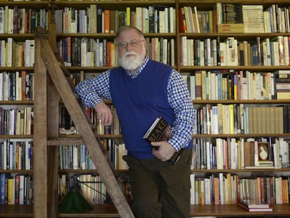 El escritor Alberto Manguel en su biblioteca personal.