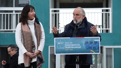 El ministro de vivienda, Carlos Montes, junto a la exsubsecretaria de Vivienda, Tatiana Rojas. Rojas dejó el Gobierno por el caso Fundación Democracia Viva