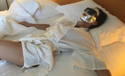 Victoria Beckham con la mascarilla de 20 euros en Cannes.