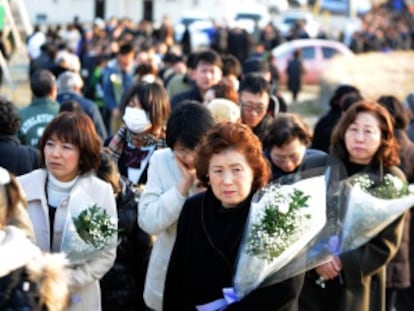 Japoneses desfilan durante un acto de homenaje a las víctimas en la ciudad de Rikuzentakata, en la prefectura de Iwate.