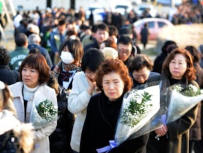 Japoneses desfilan durante un acto de homenaje a las víctimas en la ciudad de Rikuzentakata, en la prefectura de Iwate.