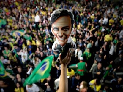 Simpatizantes de Jair Bolsonaro celebran su victoria en la avenida Paulista, en Sao Paulo (Brasil)