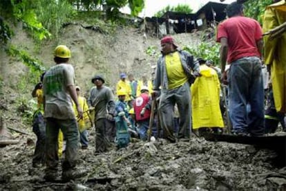 Miembros de un equipo de rescate trabajan en Santa Marta, al sureste de San Salvador.