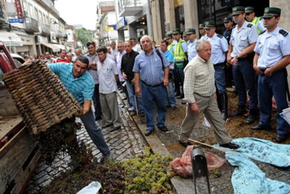 Agricultores portugueses tiran uvas en la localidad de Regua, en el norte del país, en protesta por la crisis económica.
