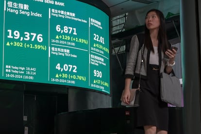 Una mujer mira las cotizaciones del índice Hang Seng en gran pantalla electrónica en Hong Kong, China.