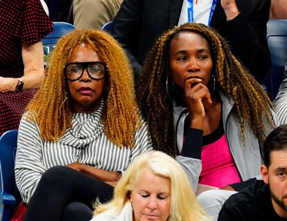 Oracene Price y Venus Williams, madre y la hermana de la tenista Serena Williams. 