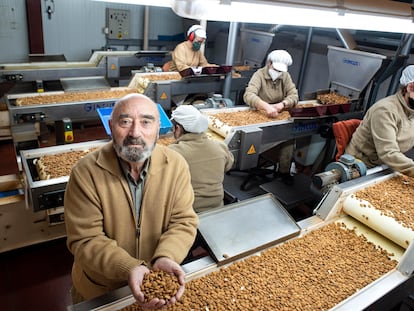 Francisco Morales posa en la fábrica de Zamoranos donde se tratan las almendras.