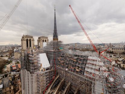 La colosal —y aún herida— estructura de Notre Dame de París, fotografiada por Patrick Zachmann el pasado 6 de marzo desde una de las grúas que trabajan en su recuperación.