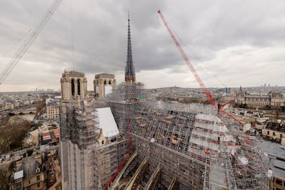 La colosal —y aún herida— estructura de Notre Dame de París, fotografiada por Patrick Zachmann el pasado 6 de marzo desde una de las grúas que trabajan en su recuperación.