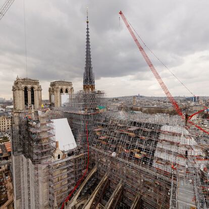 La colosal —y aún herida— estructura de Notre Dame de París, fotografiada por Patrick Zachmann el pasado 6 de marzo desde una de las grúas que trabajan en su recuperación.